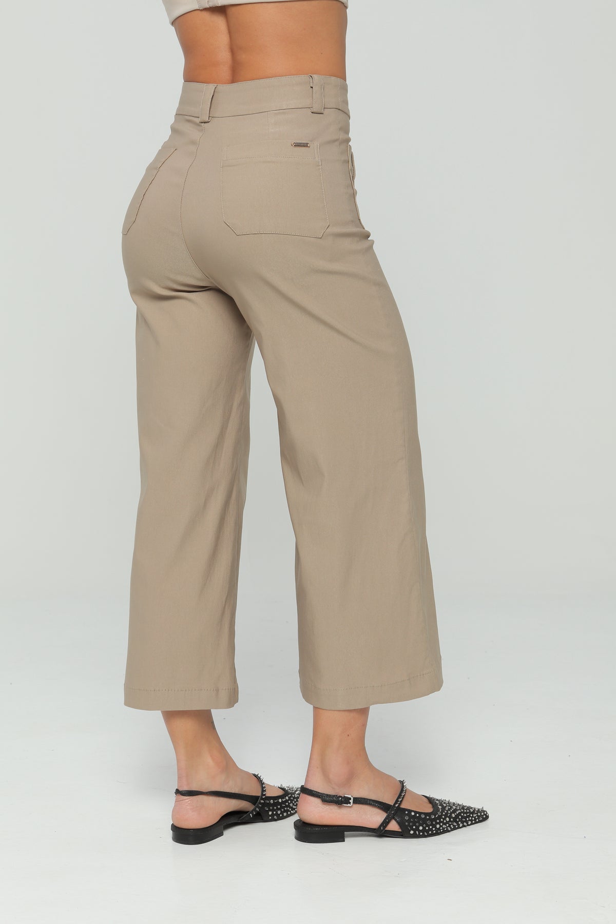 Pantalón culotte con bolsillos en frente