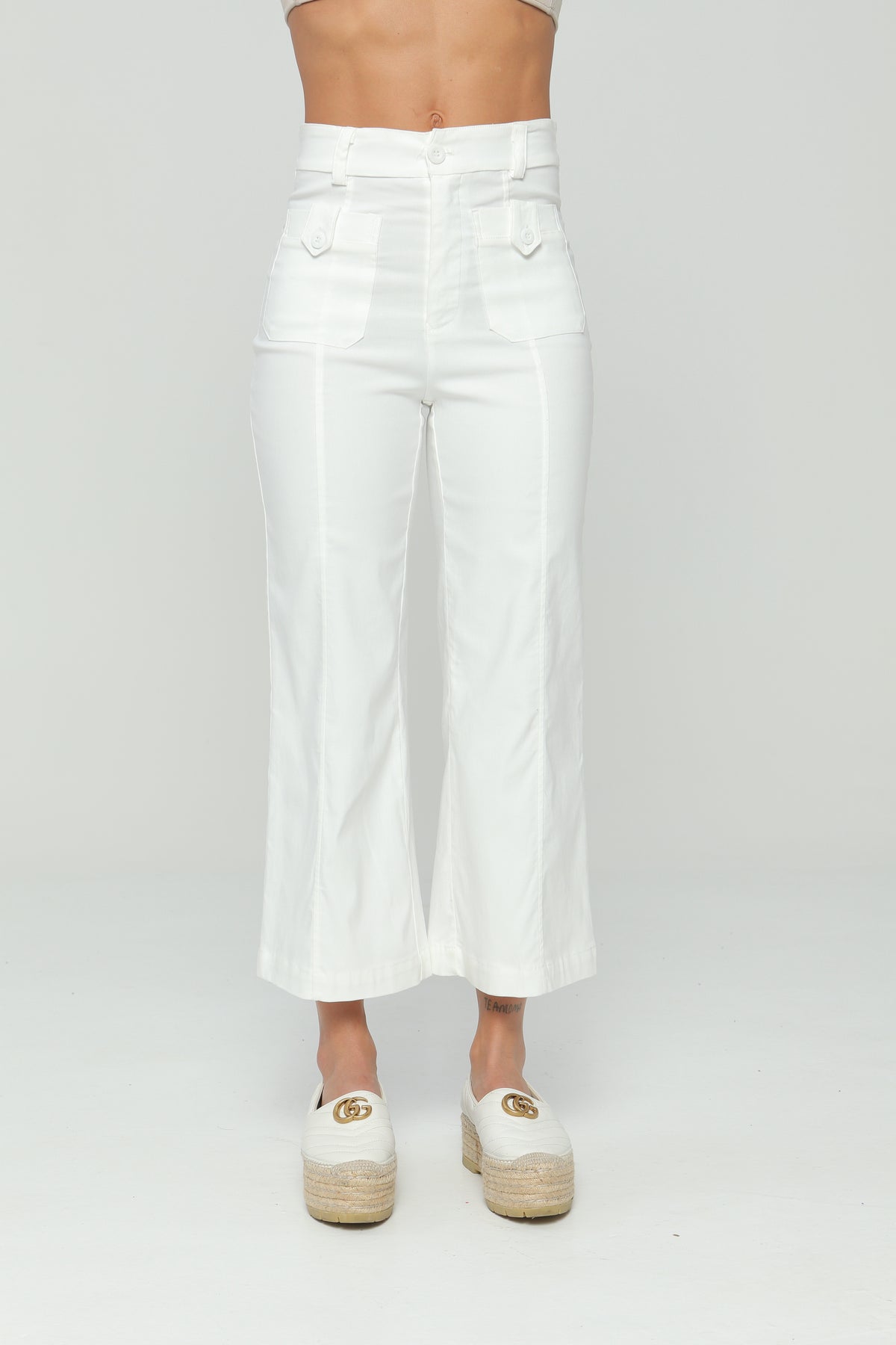 Pantalón culotte con bolsillos en frente