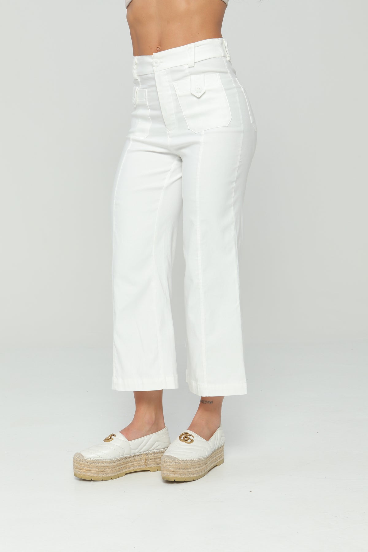 Pantalón culotte con bolsillos en frente