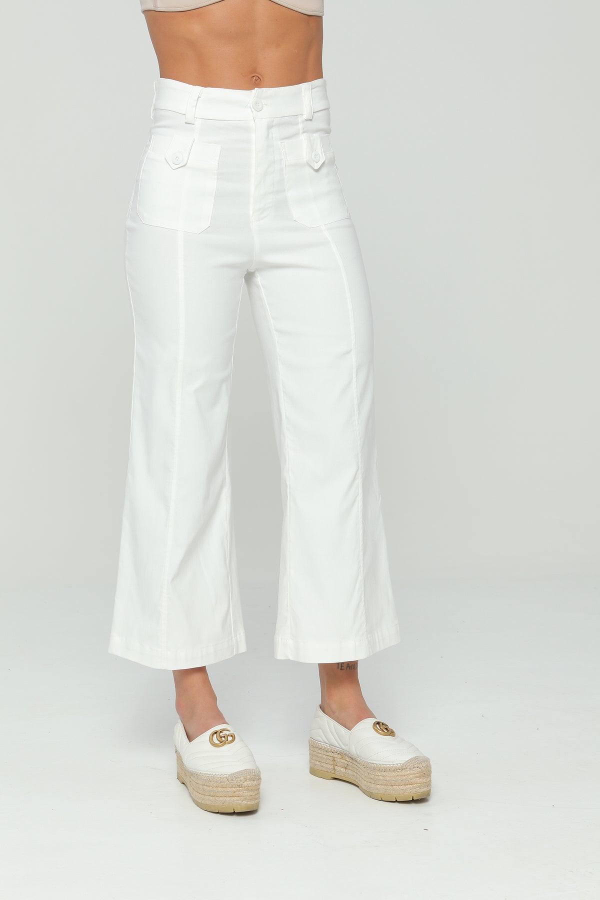 Pantalón culotte con bolsillos en frente