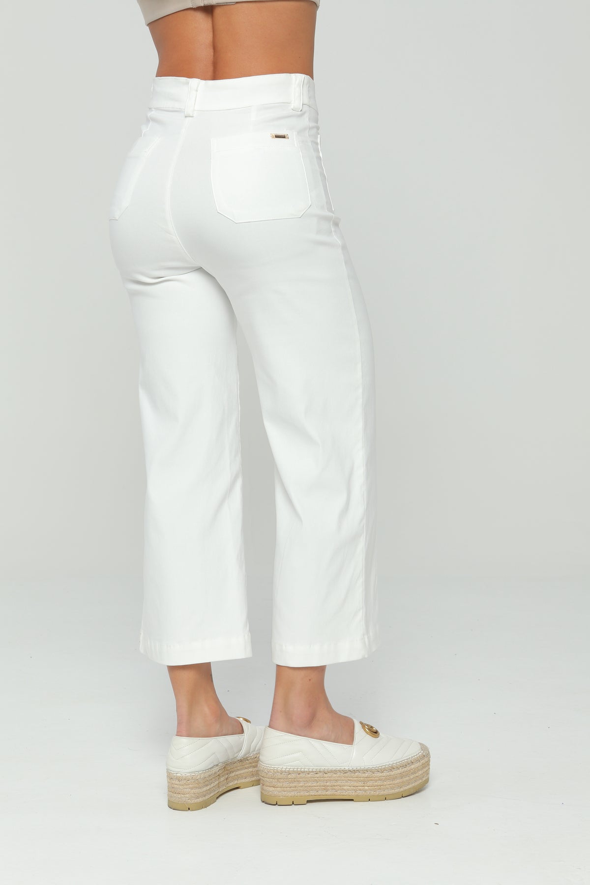 Pantalón culotte con bolsillos en frente