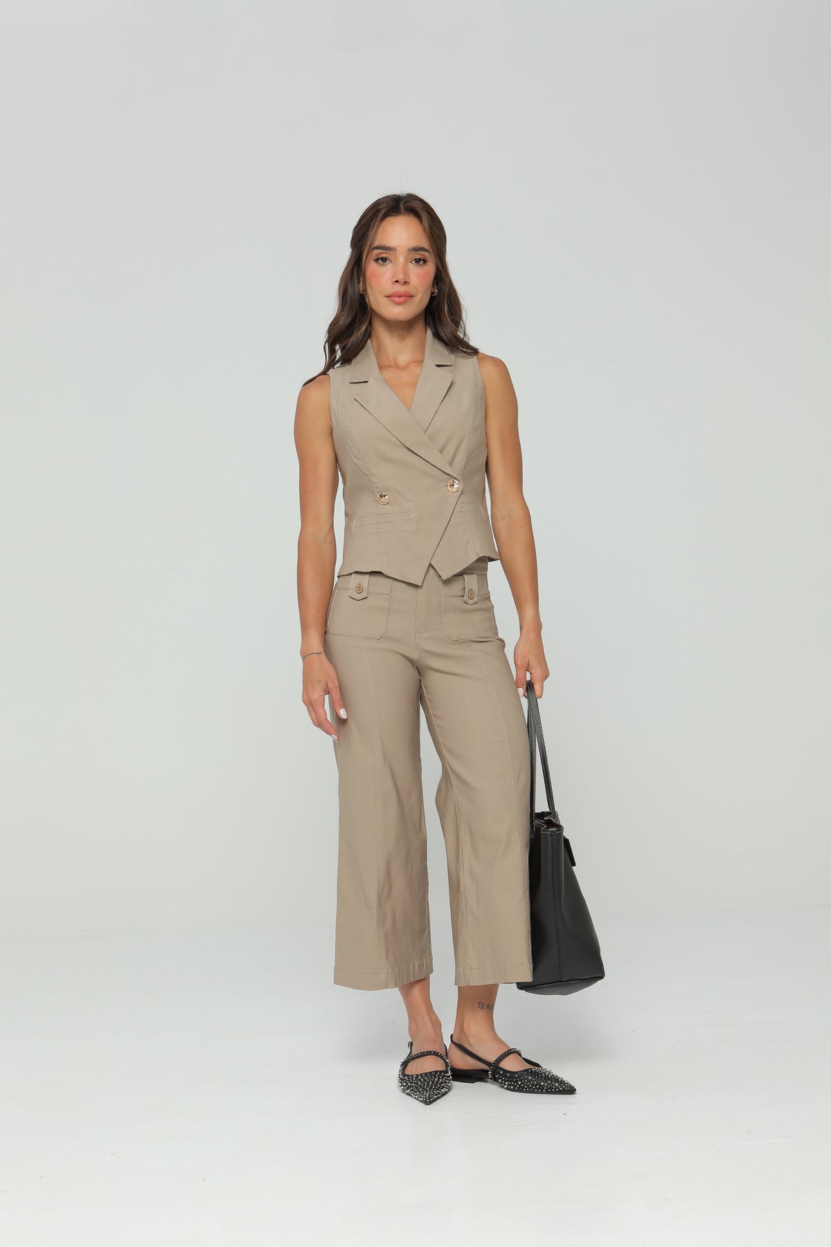 Pantalón culotte con bolsillos en frente