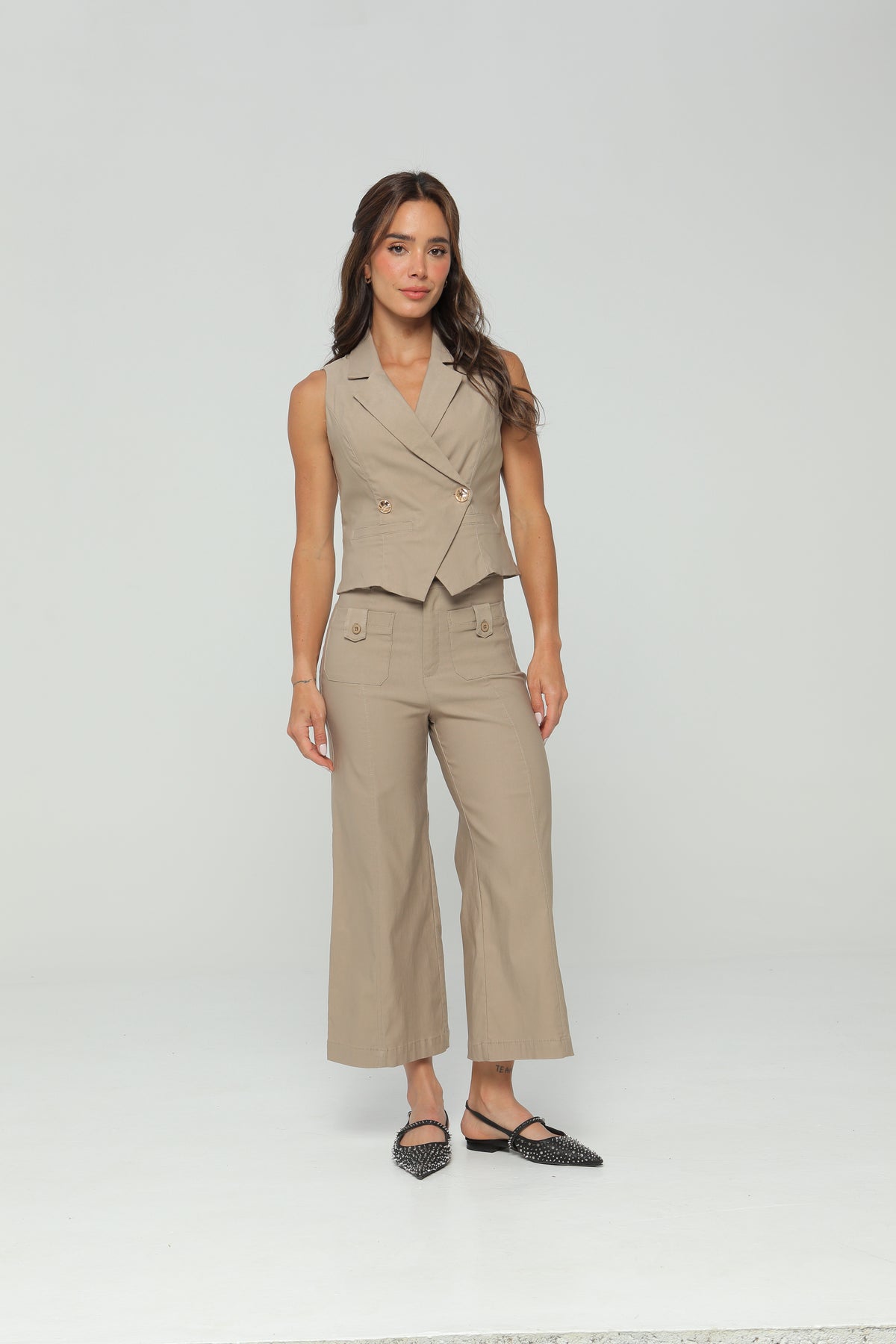 Pantalón culotte con bolsillos en frente