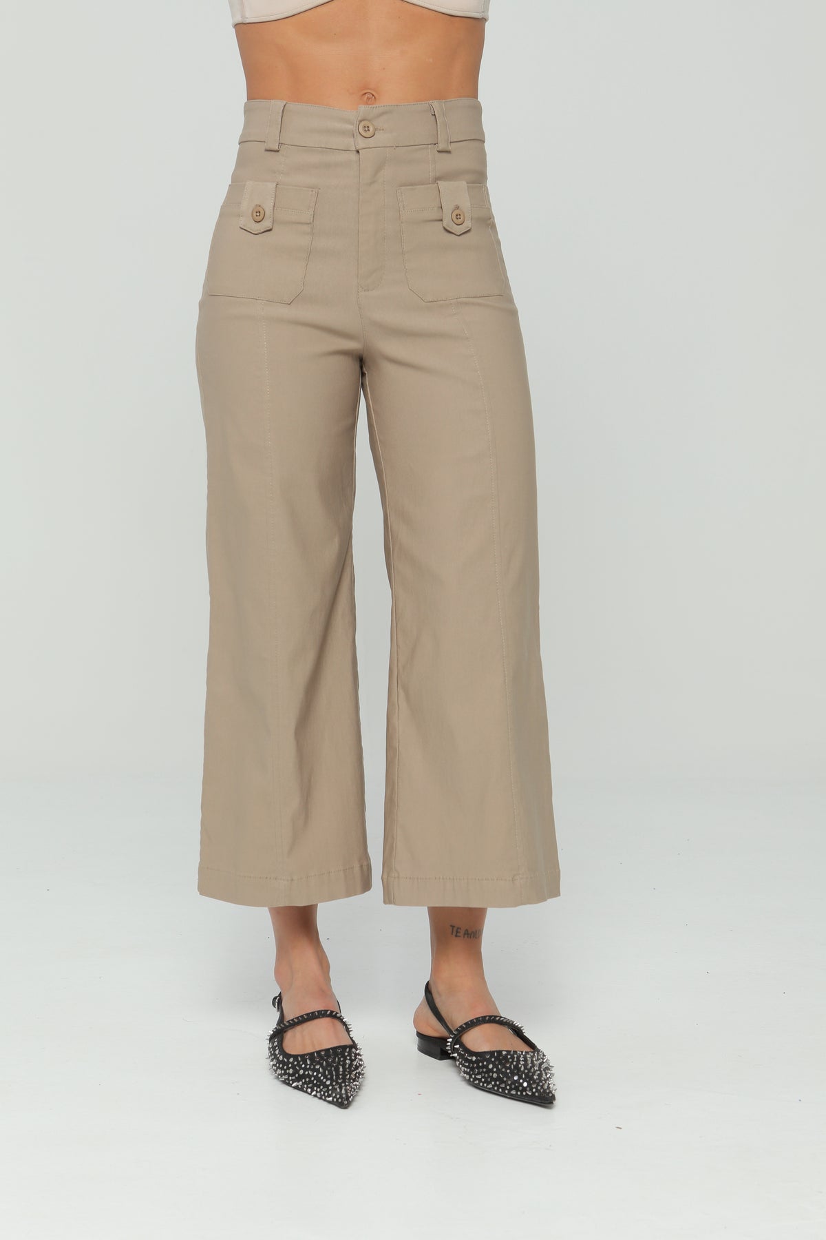 Pantalón culotte con bolsillos en frente