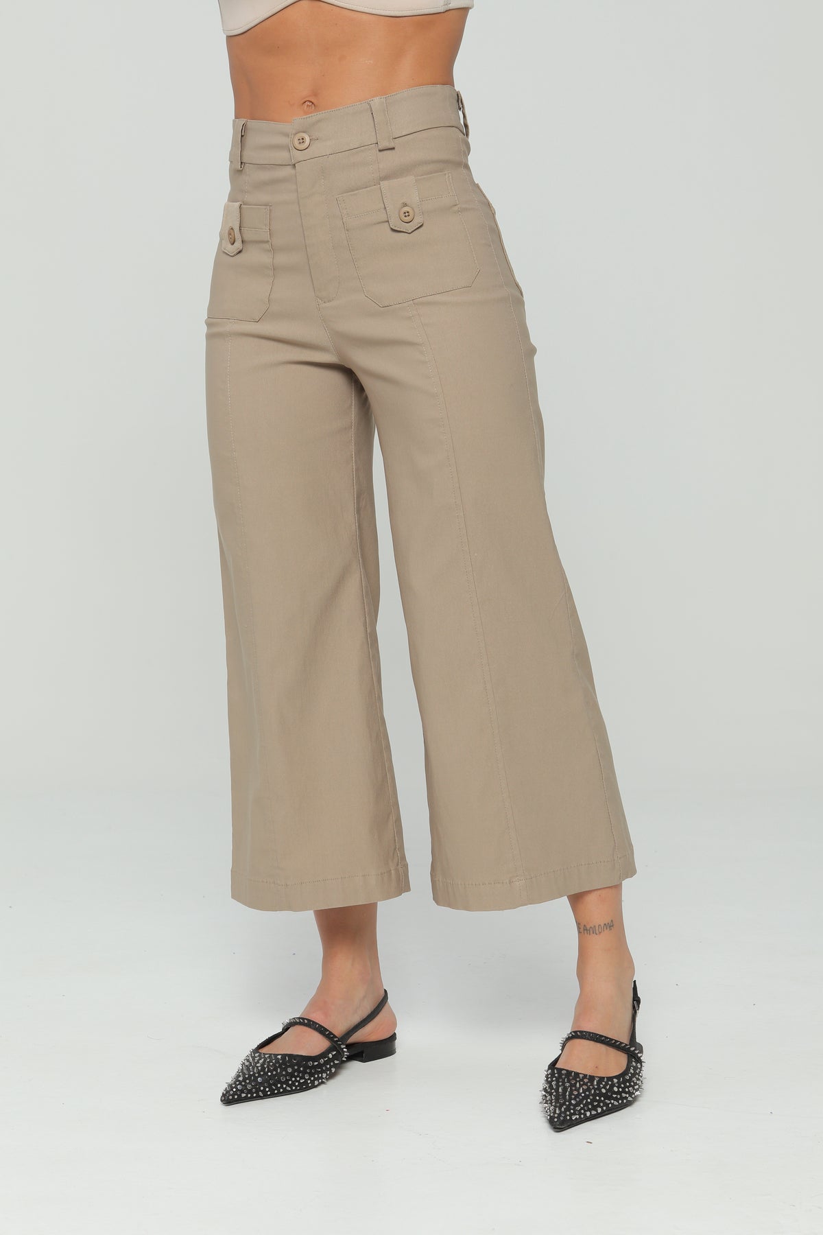 Pantalón culotte con bolsillos en frente